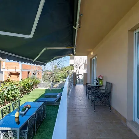 Luxury Two Bedrooms Jacuzzi Apartment *